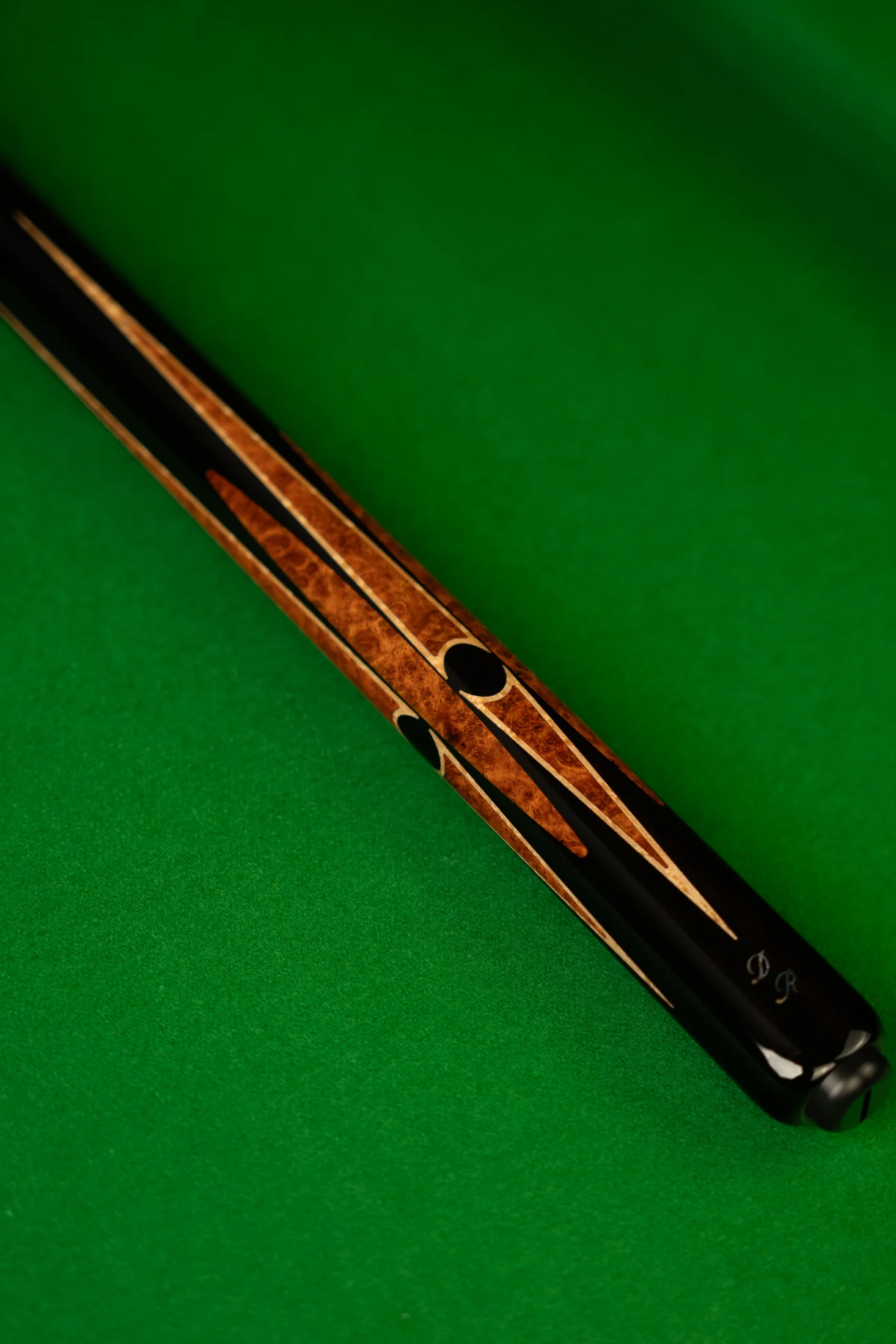S-16 angled cue detail on green cloth